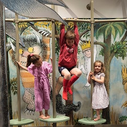 Visuel d’enfants en train de de jouer à la Maison des histoires